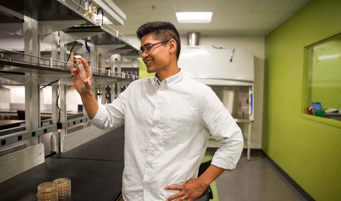 Pete Chandrangsu, assistant professor of biology, in a lab (Courtesy of Scripps College)