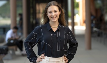 Portrait of Annie Raines ’22 outside of Kravis Center.