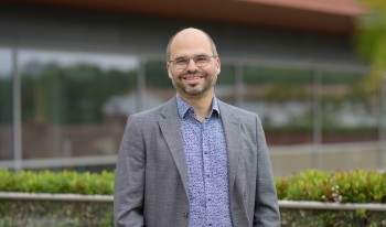 Professor Lars Schmitz.