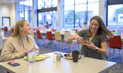 Laura Zimmer ’24 and Maddie Galbraith ’23 developed a strong friendship through dinner dates at Collins Dining Hall.