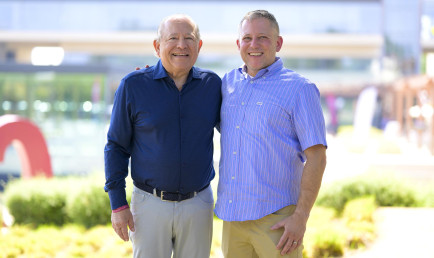 Les '75 &amp; Eric '05 Weisbrod standing together on campus